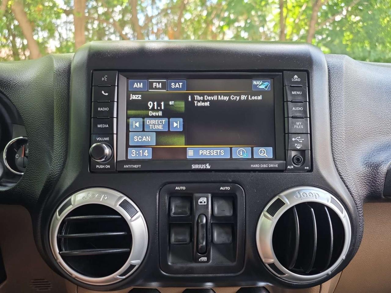 2017 Jeep Wrangler Sahara 4WD * 1 OWNER / LEATHER / NAVIGATION / LOW KM / HEATED SEATS Photo