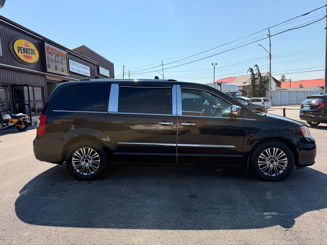 2011 Chrysler Town & Country Limited Photo