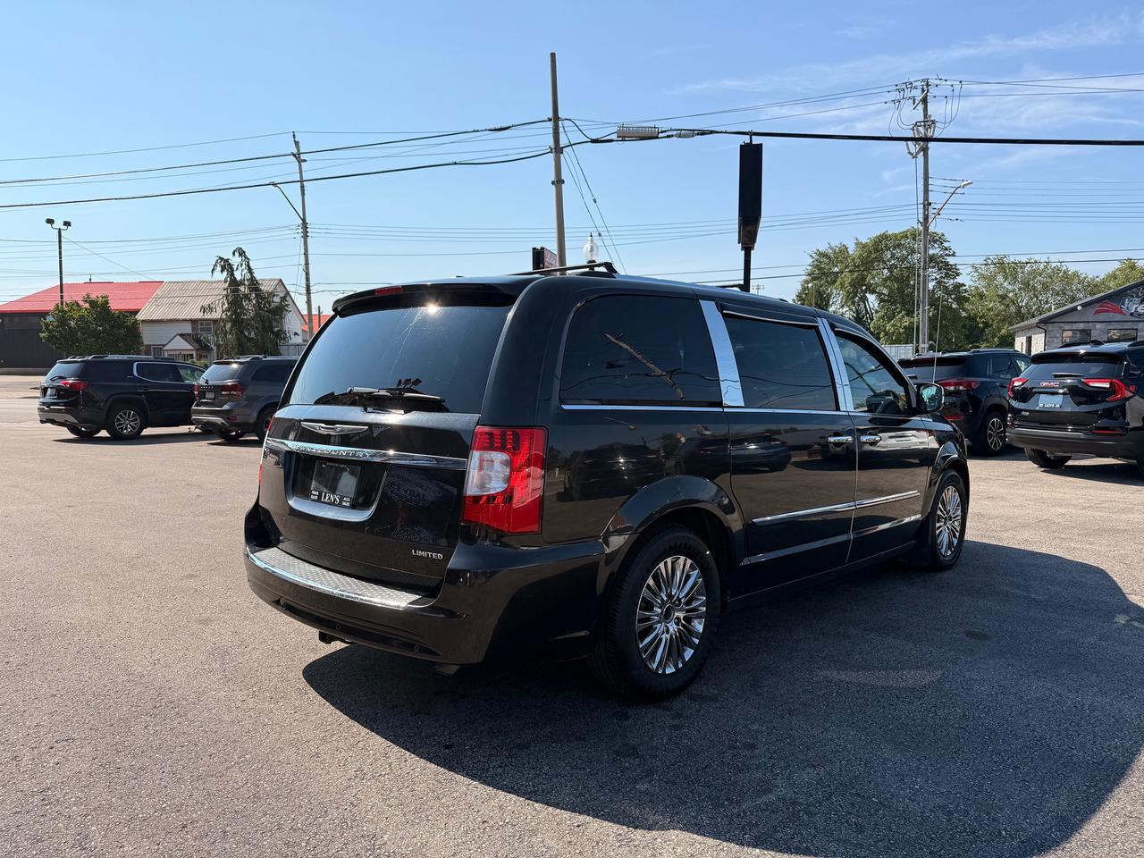 2011 Chrysler Town & Country Limited Photo4