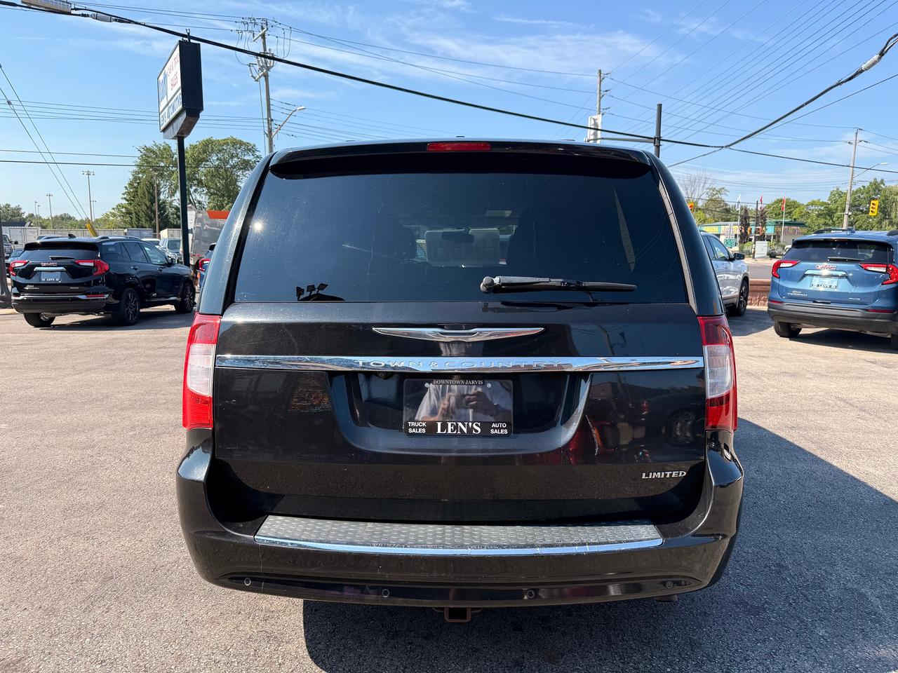 2011 Chrysler Town & Country Limited Photo