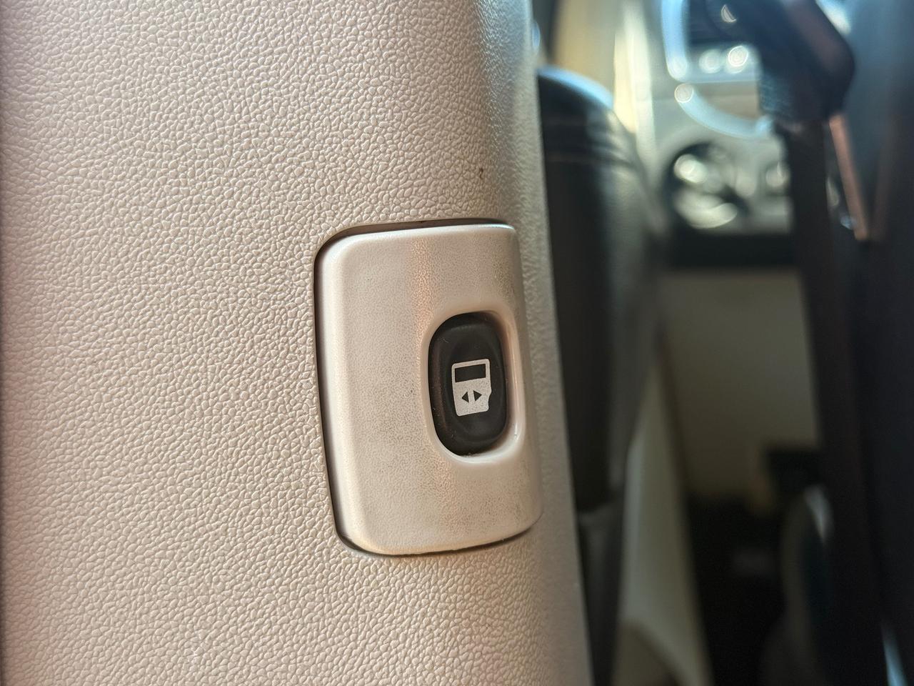 2011 Chrysler Town & Country Limited Photo