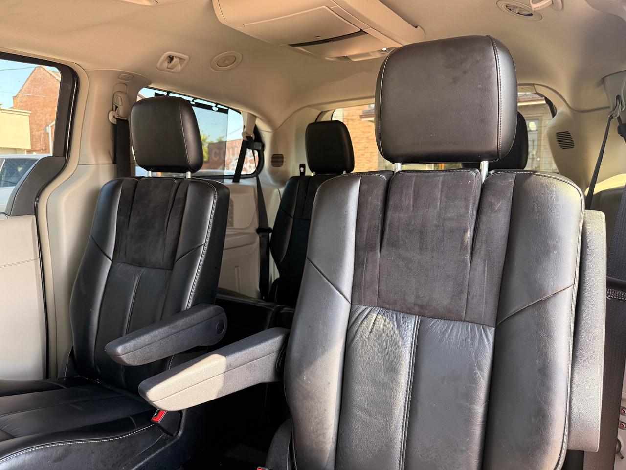 2011 Chrysler Town & Country Limited Photo