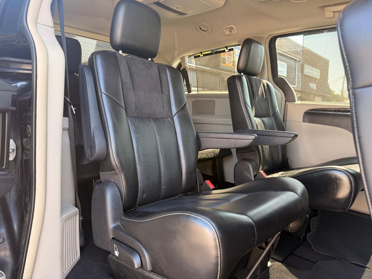 2011 Chrysler Town & Country Limited Photo