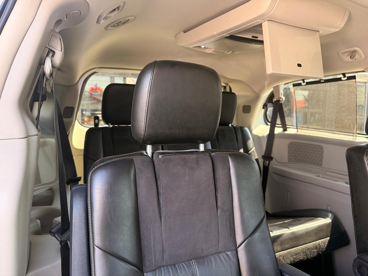 2011 Chrysler Town & Country Limited Photo
