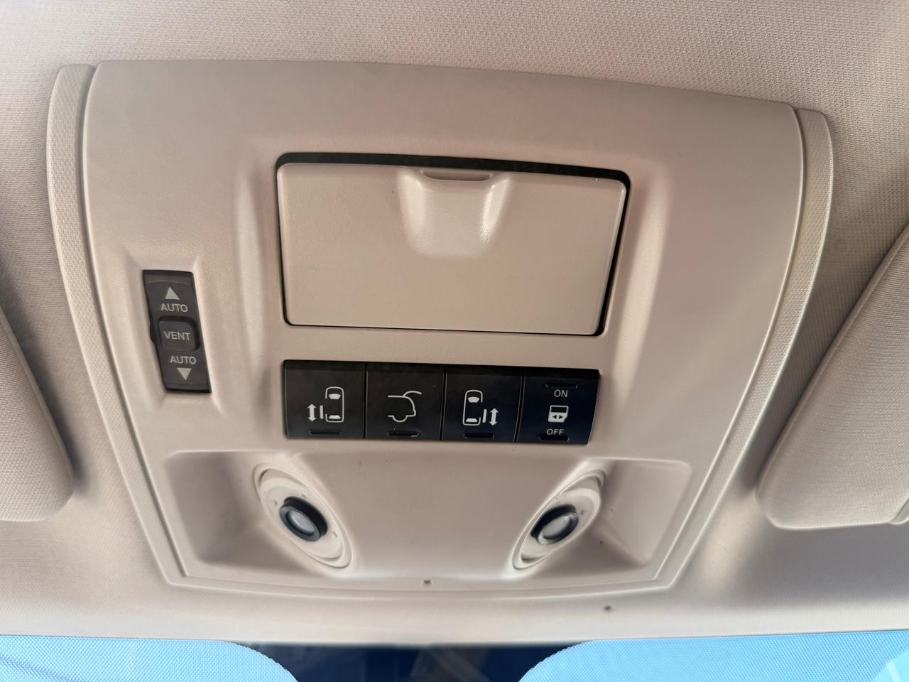 2011 Chrysler Town & Country Limited Photo
