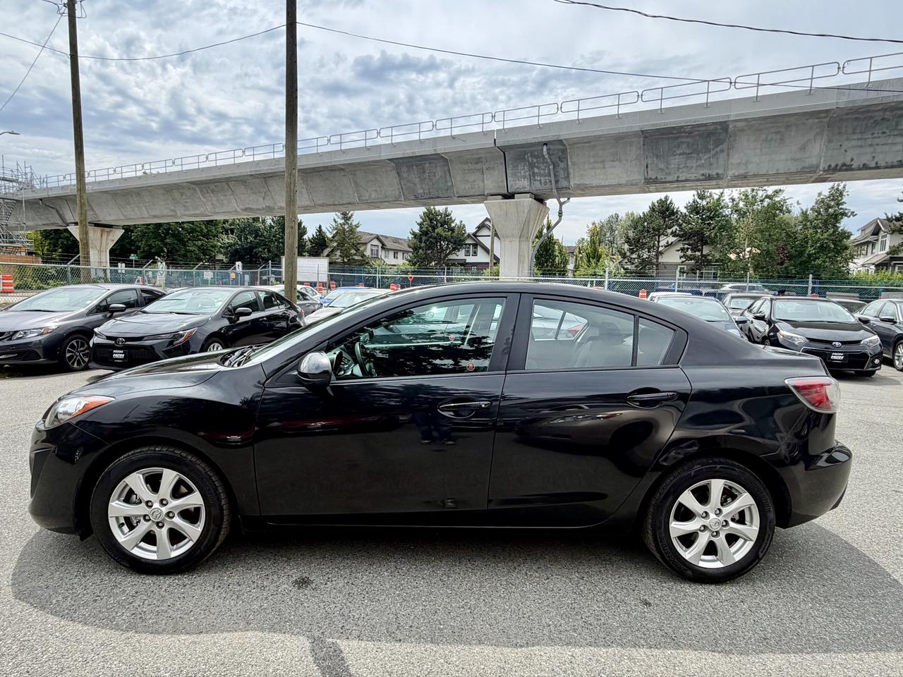 2011 Mazda MAZDA3 FINANCING AVAILABLE Photo8