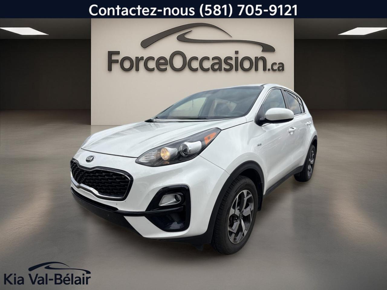 Jamais accidenté // Un seul propriétaire // Inspecté en 135 points

Le Kia Sportage 2020 LX à rouage intégral proposé par Kia Val-Bélair est un VUS usagé bien équipé pour le quotidien à Québec. Avec son moteur 2,4 litres, sa transmission automatique à 6 vitesses, ses 68 819 km et sa carrosserie blanche à 4 portes, il mise sur léquilibre, la simplicité et lutilité.

CARACTÉRISTIQUES DU SPORTAGE LX * AWD * CRUISE * CAMÉRA * CARPLAY * SIÈGES CHAUFF *

»» Rouage intégral pour meilleure motricité quatre saisons  
»» Moteur 2,4 litres à essence sans plomb  
»» Transmission automatique à 6 vitesses  
»» Régulateur de vitesse et caméra de recul  

CARACTÉRISTIQUES DE SÉCURITÉ AVANCÉES

»» Caméra de recul pour manoeuvres plus simples  
»» Contrôle de stabilité pour meilleure tenue de route  
»» Freins antiblocage avec répartition du freinage  
»» Coussins gonflables latéraux et rideaux latéraux  

PERFORMANCE ET EFFICACITÉ

»» Moteur 2,4 litres pour conduite polyvalente  
»» Transmission automatique à 6 vitesses  
»» Direction assistée pour manoeuvres plus légères  
»» Rouage intégral utile sur chaussées changeantes  

CONFORT

»» Sièges avant chauffants pour lhiver  
»» Climatisation avant pour confort quotidien  
»» Volant réglable selon votre position  
»» Rétroviseurs chauffants pratiques par temps froid  

TECHNOLOGIE ET CONNECTIVITÉ

»» Intégration Bluetooth pour appels mains libres  
»» Commandes audio intégrées au volant  
»» Caméra de recul affichée à lécran  
»» Phares automatiques pour usage plus pratique  

ESPACE DE CHARGEMENT

»» Hayon arrière pour accès au coffre  
»» Format VUS pratique pour bagages  
»» 4 portes pour accès facile  
»» Banquette arrière utile au quotidien  

RÉCOMPENSES ET RECONNAISSANCES

»» Meilleur choix sécurité, Insurance Institute for Highway Safety, 2020  

APPRÉCIÉ DES AUTRES PROPRIÉTAIRES

»» Conduite rassurante en conditions hivernales  
»» Position de conduite surélevée appréciée  
»» Utilisation simple des commandes principales  
»» Bon confort général pour trajets quotidiens  

GARANTIE

»» Garantie légale seulement  
»» Garantie dusage  
»» Garantie de durée raisonnable  
»» Garantie contre les vices cachés  

Ce Kia Sportage 2020 LX se distingue par une présentation sobre, avec extérieur blanc et intérieur noir, ainsi quun équipement utile au jour le jour. On y retrouve aussi les vitres électriques, les rétroviseurs électriques, le dégivreur de vitre arrière, les serrures de sécurité enfant et le verrouillage automatique des portes.

Ce VUS conserve une approche simple et concrète. Les phares antibrouillard, les vitres teintées, laileron arrière et le pack déclairage ambiant ajoutent des éléments pratiques et visuels appréciés, sans compliquer lutilisation. La présence de coussins gonflables conducteur et passager, ainsi que du capteur de présence passager, complète un ensemble cohérent.

Pour un acheteur qui cherche un véhicule usagé à rouage intégral avec des équipements recherchés comme les sièges avant chauffants, la caméra de recul, le régulateur de vitesse et lintégration Bluetooth, ce Kia Sportage 2020 LX représente une option équilibrée, adaptée à la réalité routière de Québec et offerte par Kia Val-Bélair.

Le NIV de ce Kia Sportage LX * AWD * CRUISE * CAMÉRA * CARPLAY * SIÈGES CHAUFF * 2020 est le KNDPMCAC5L7747098 .

Garantie prolongée disponible, livraison en 48h