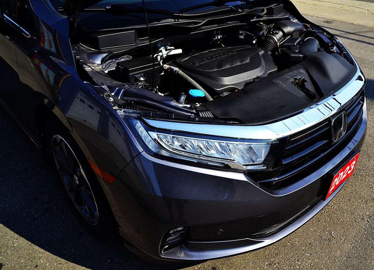 2023 Honda Odyssey Touring Passenger Van Automatic Photo
