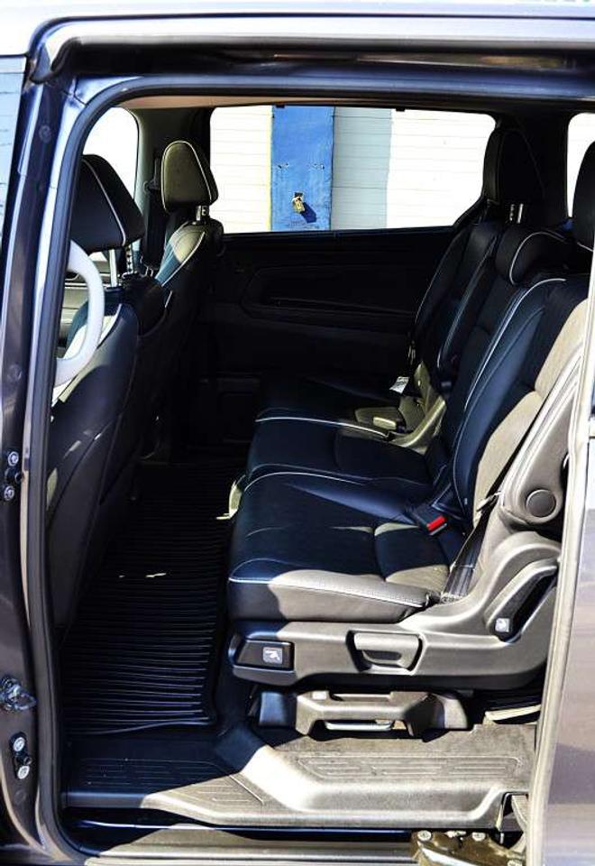 2023 Honda Odyssey Touring Passenger Van Automatic Photo