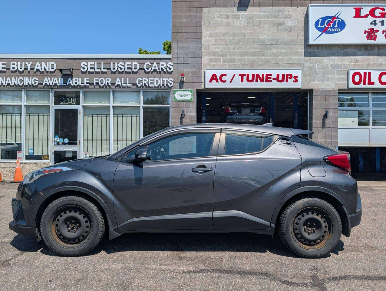 2019 Toyota C-HR XLE  Toyota Dealer Serviced  Low Kms Photo