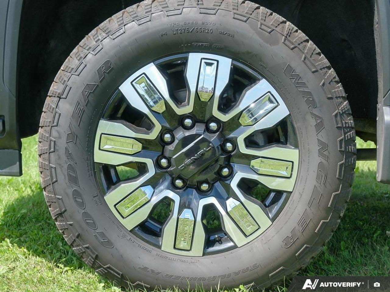 2024 GMC SIERRA 2500HD 4WD Crew Cab Standard Box Denali Photo