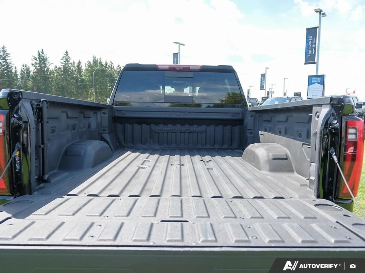 2024 GMC SIERRA 2500HD 4WD Crew Cab Standard Box Denali Photo