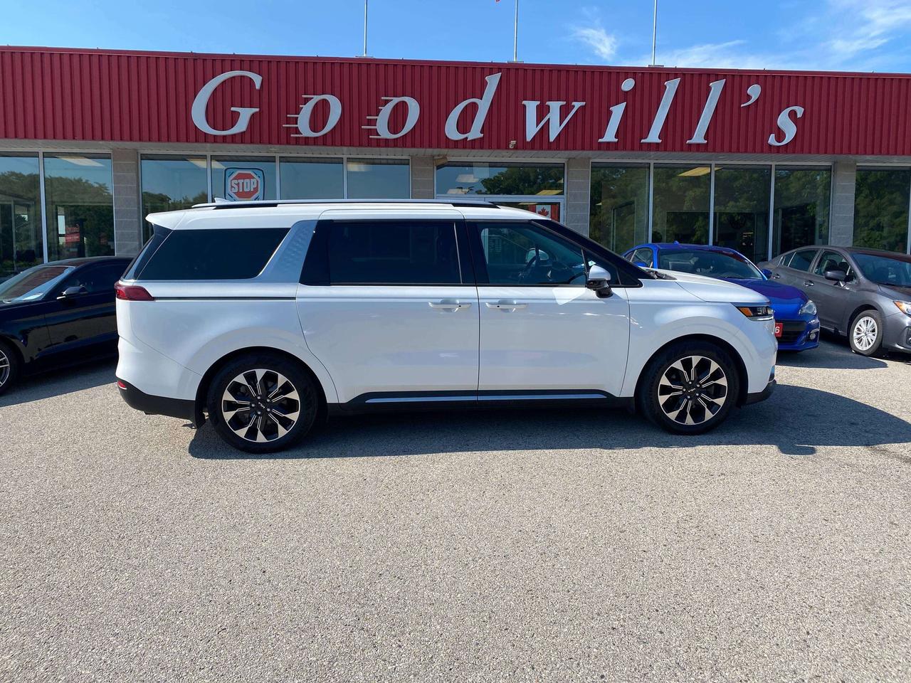 2024 Kia Carnival EX, CLEAN CARFAX, REMOTE START, LEATHER! Photo0