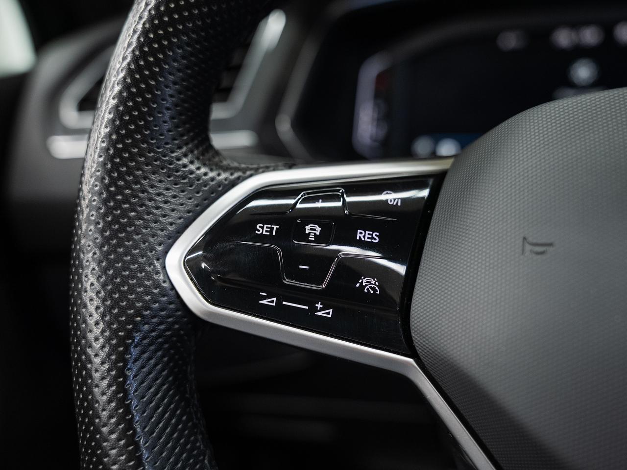 2023 Volkswagen Tiguan COMFORTLINE R-LINE AWD | BLK Edition | Pano roof