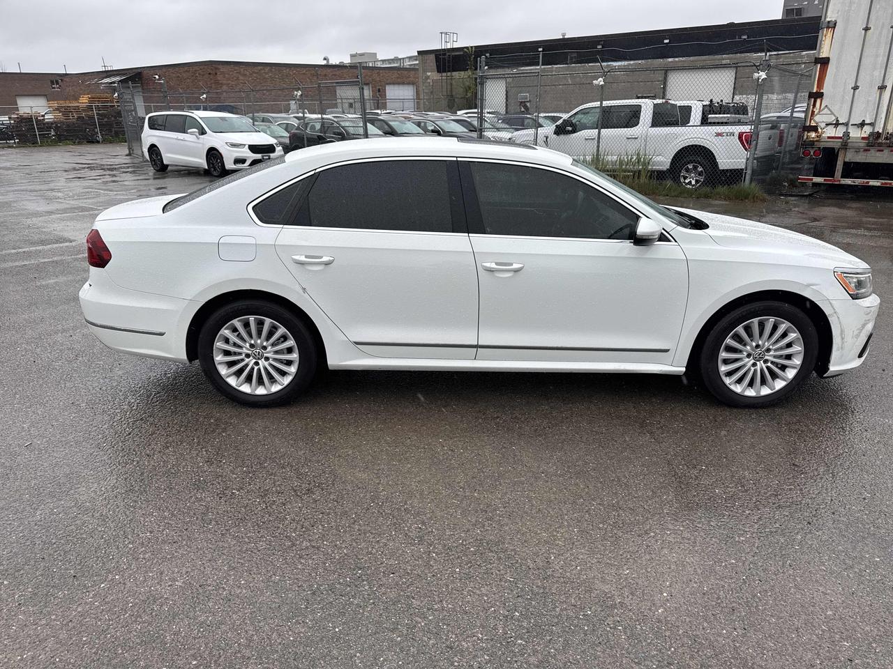 2017 Volkswagen Passat COMFORTLINE MODEL, SUNROOF, NAVIGATION, REARVIEW C Photo4