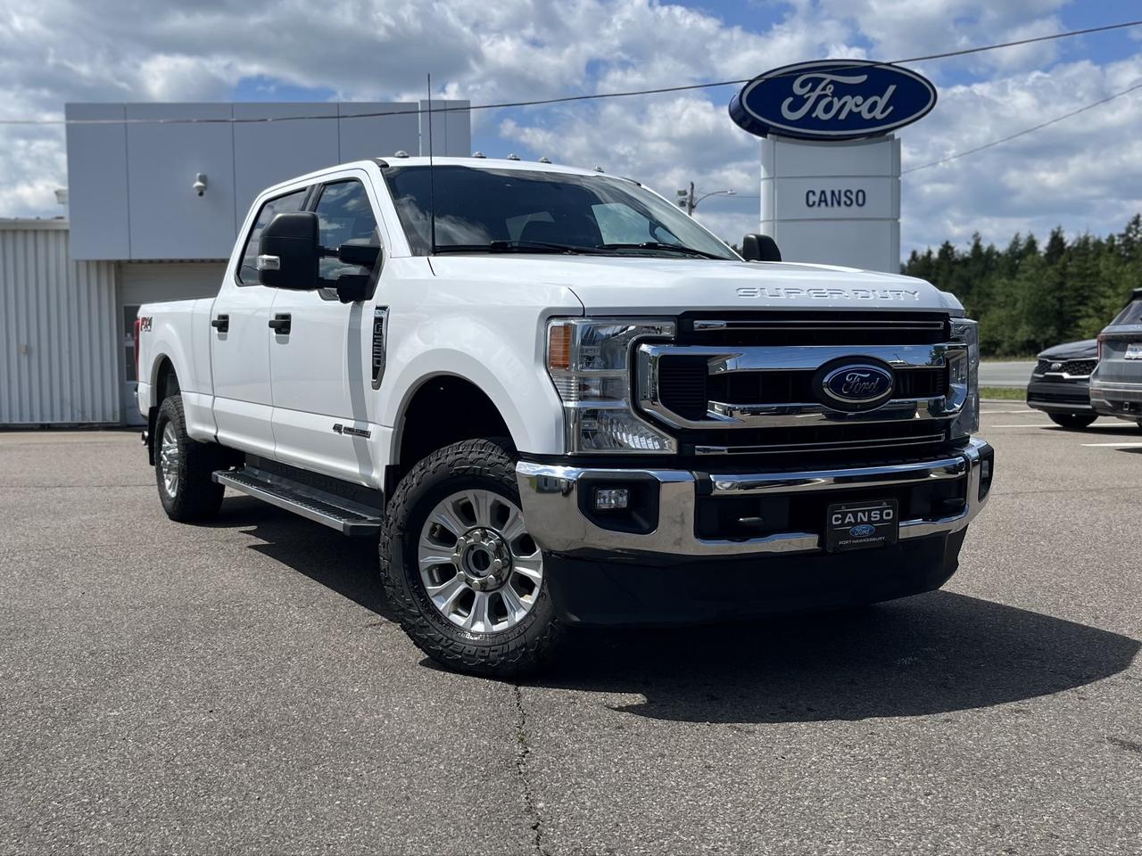 2022 Ford F-350 XLT 4WD CREW CAB 6.75' BO Photo2