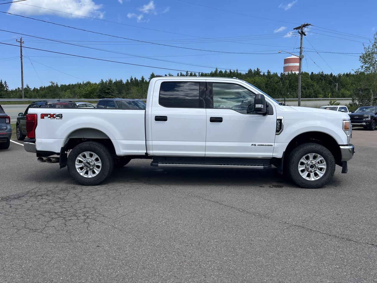 2022 Ford F-350 XLT 4WD CREW CAB 6.75' BO Photo3