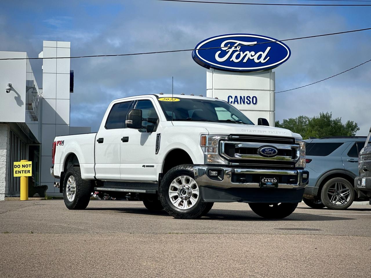 2022 Ford F-350 XLT 4WD CREW CAB 6.75' BO Photo0
