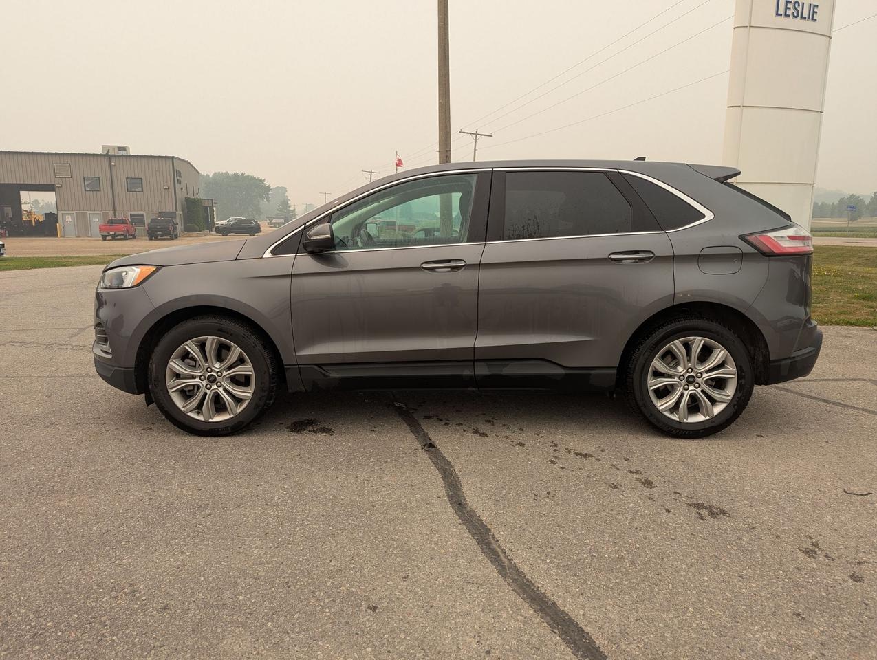 2023 Ford Edge Titanium AWD Photo2