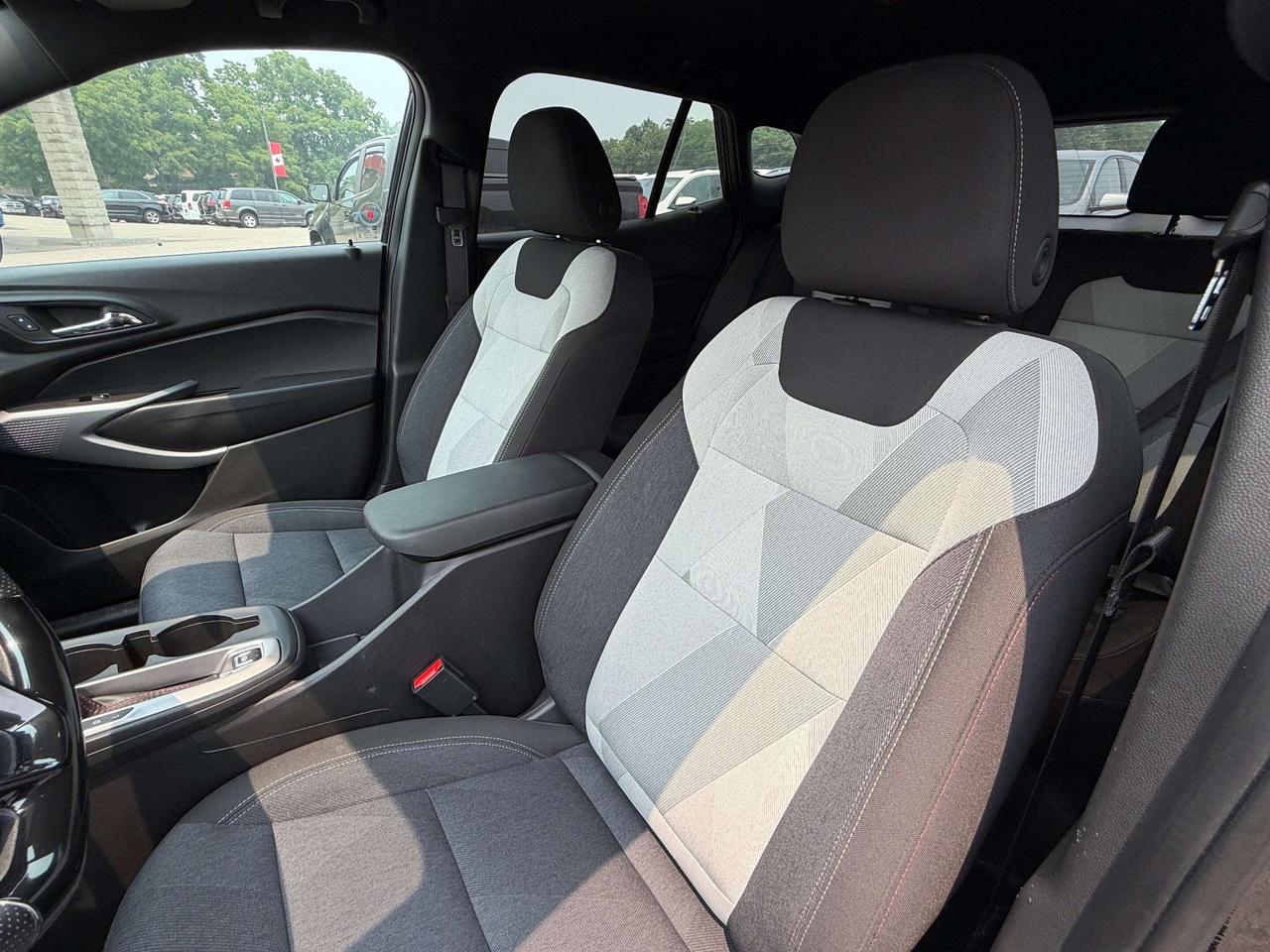 2025 Chevrolet Trax RS, REMOTE START, HEATED SEATS, BACK UP CAMERA! Photo