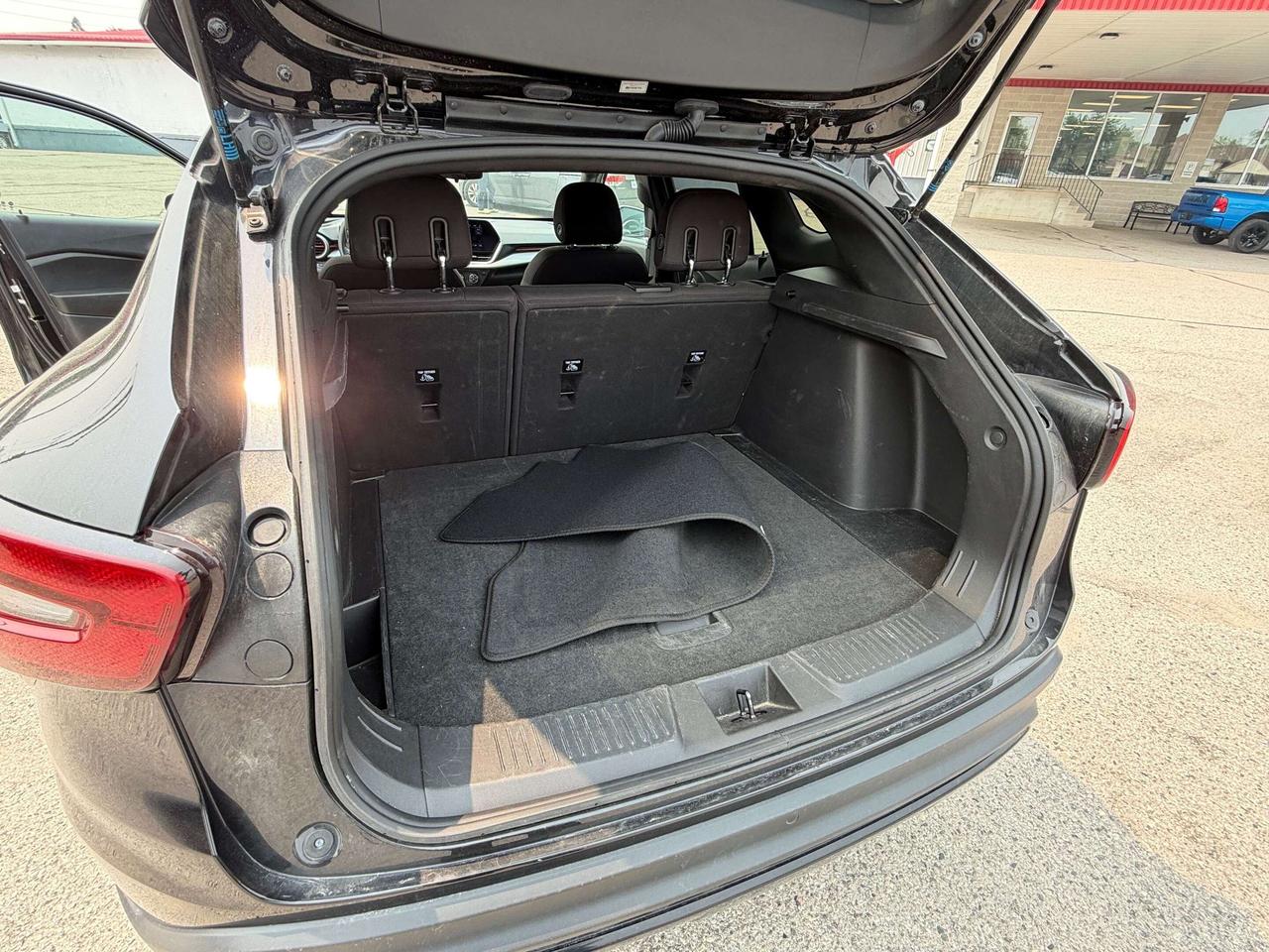 2025 Chevrolet Trax RS, REMOTE START, HEATED SEATS, BACK UP CAMERA! Photo