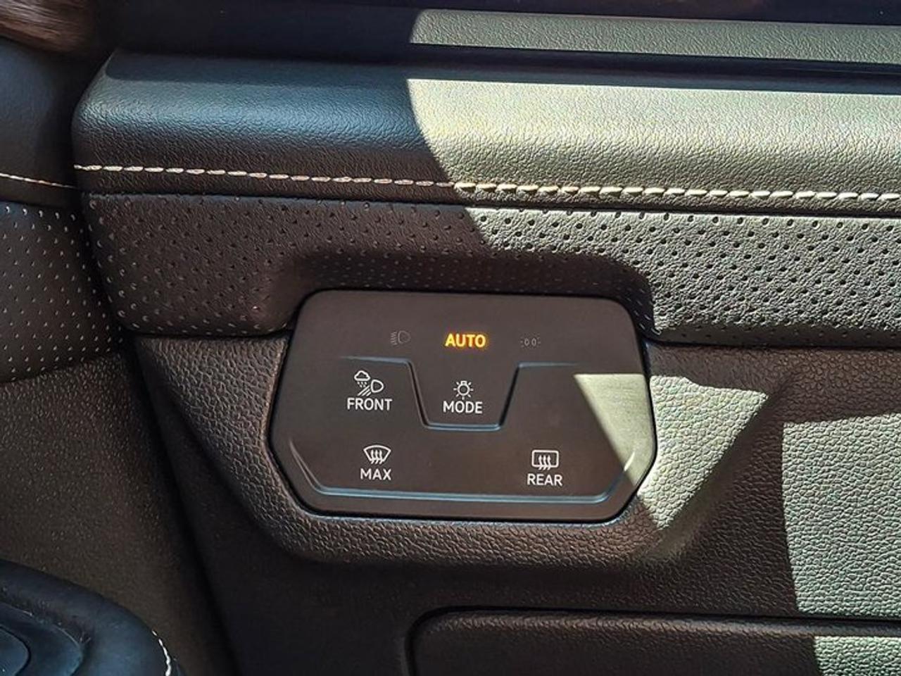 2024 Volkswagen Atlas Execline R-Line AWD | Leather | Pano Sunroof | Heated Seats + Steering | 360 Cam | and More ! Photo