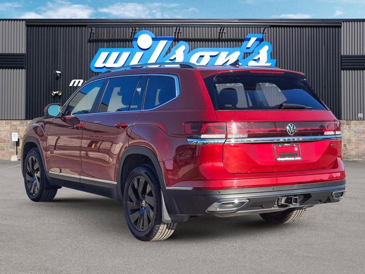 2024 Volkswagen Atlas Highline AWD | Leather | Pano Sunroof | Black Alloys | Captain Chairs | Vented Seats | and More ! Photo