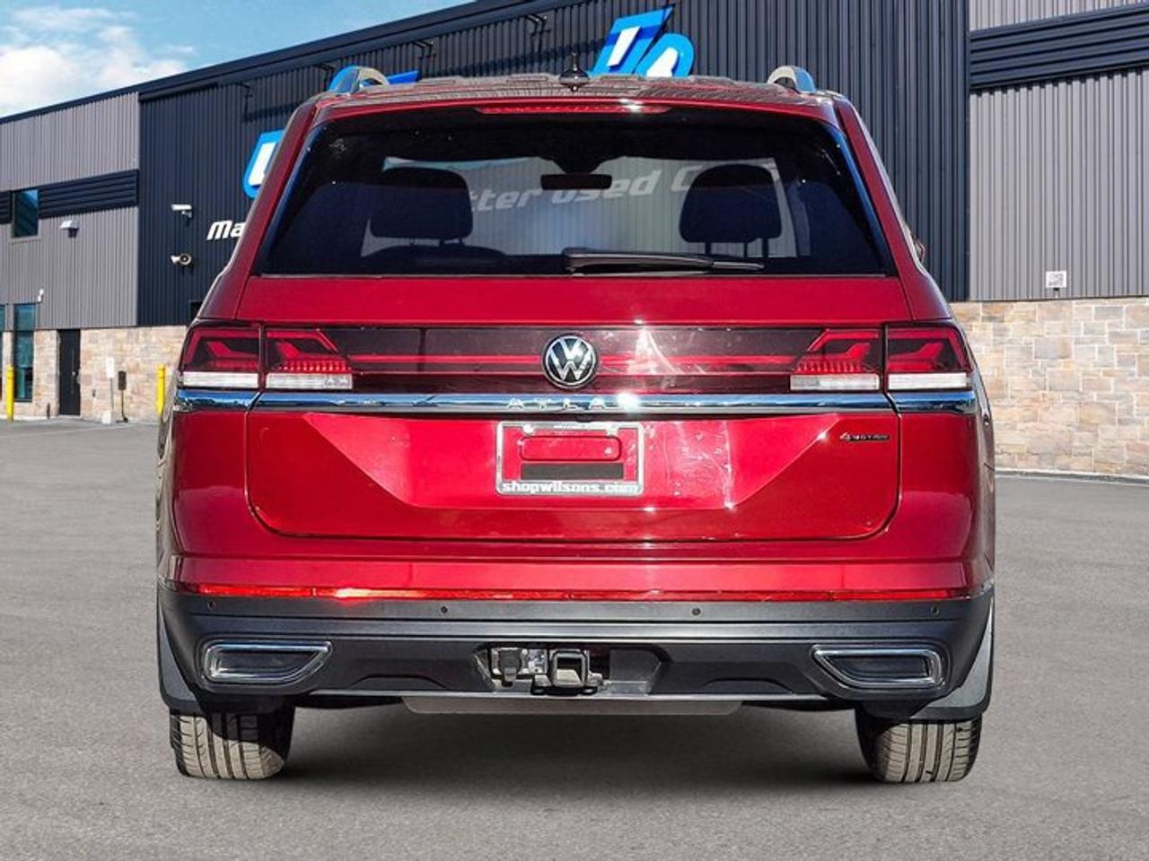 2024 Volkswagen Atlas Highline AWD | Leather | Pano Sunroof | Black Alloys | Captain Chairs | Vented Seats | and More ! Photo