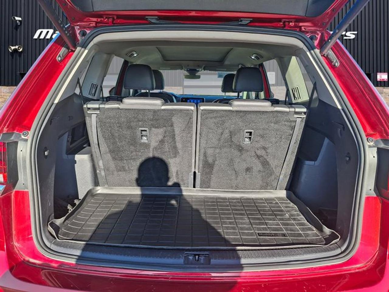2024 Volkswagen Atlas Highline AWD | Leather | Pano Sunroof | Black Alloys | Captain Chairs | Vented Seats | and More ! Photo