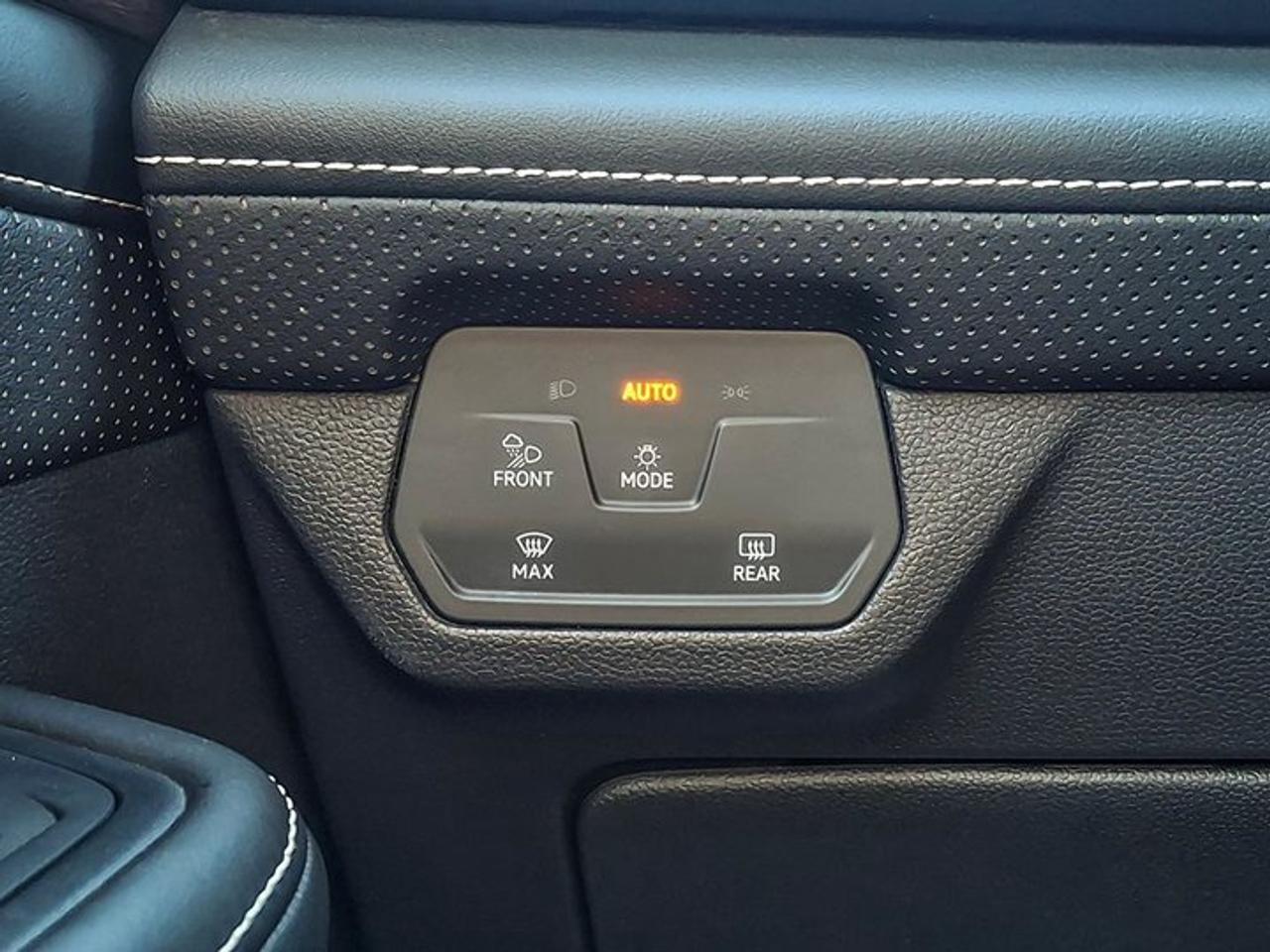 2024 Volkswagen Atlas Highline AWD | Leather | Pano Sunroof | Black Alloys | Captain Chairs | Vented Seats | and More ! Photo