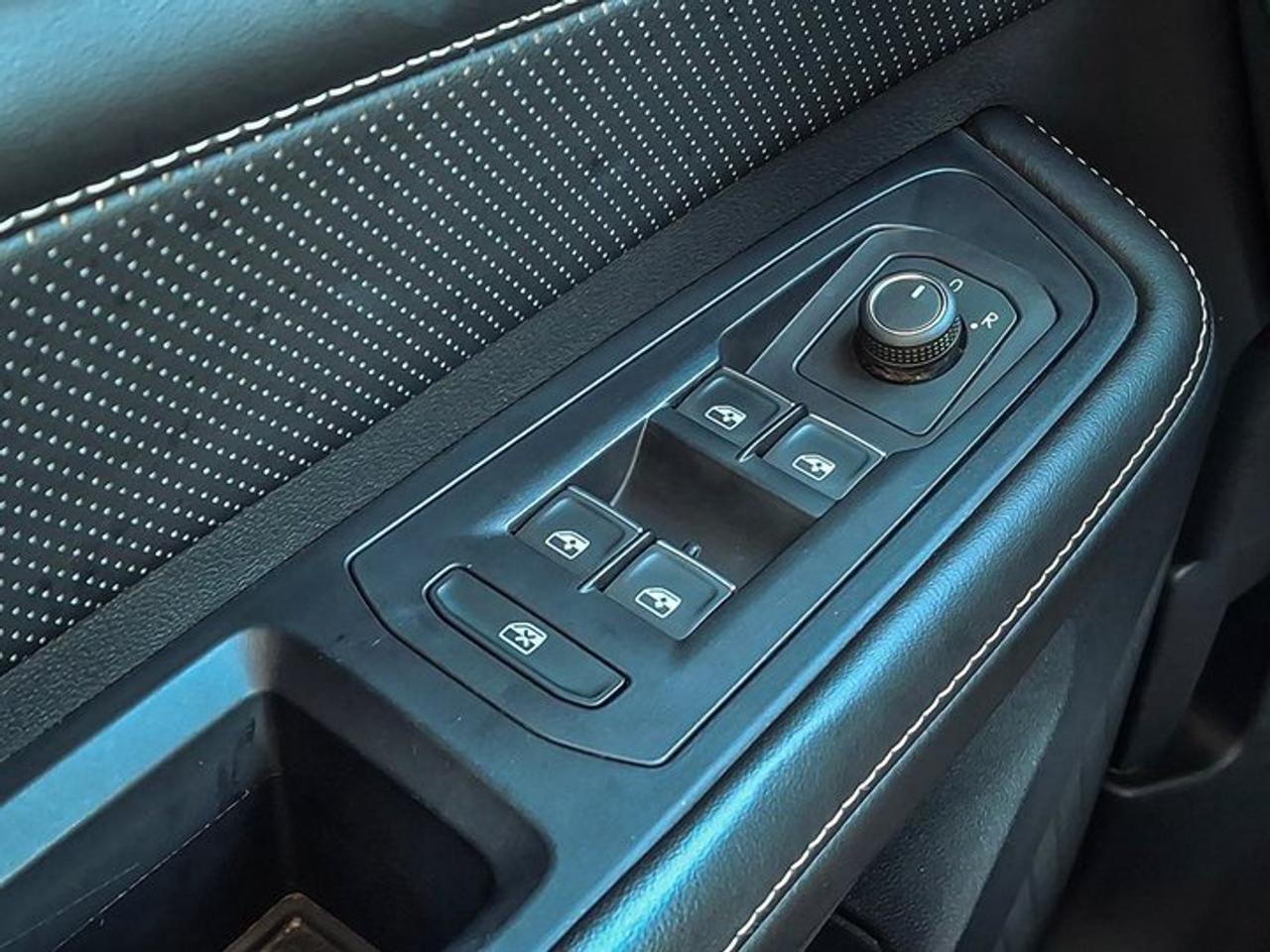 2024 Volkswagen Atlas Highline AWD | Leather | Pano Sunroof | Black Alloys | Captain Chairs | Vented Seats | and More ! Photo