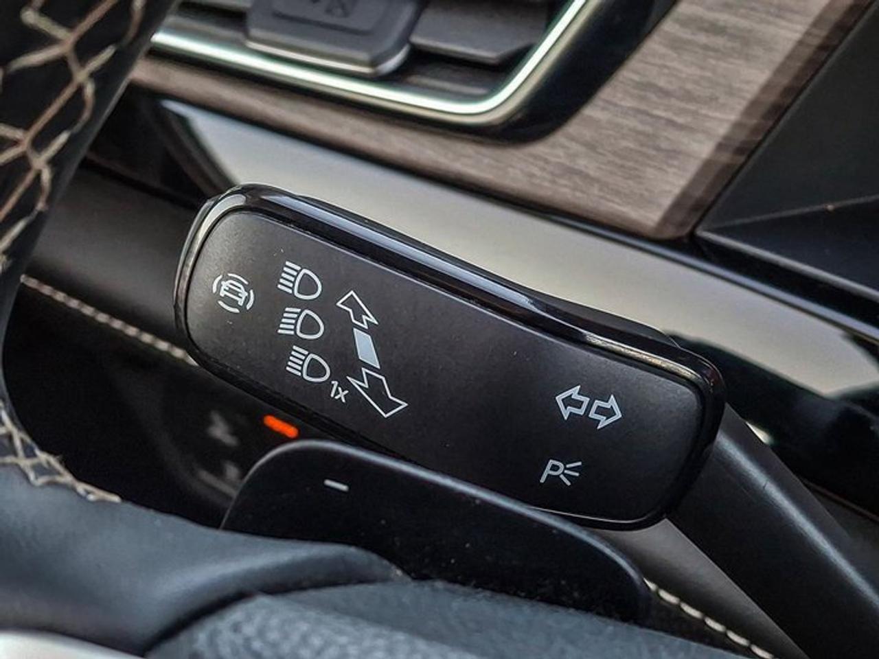 2024 Volkswagen Atlas Highline AWD | Leather | Pano Sunroof | Black Alloys | Captain Chairs | Vented Seats | and More ! Photo