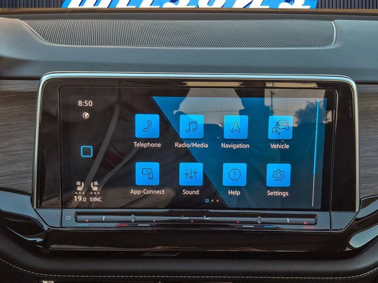 2024 Volkswagen Atlas Highline AWD | Leather | Pano Sunroof | Black Alloys | Captain Chairs | Vented Seats | and More ! Photo
