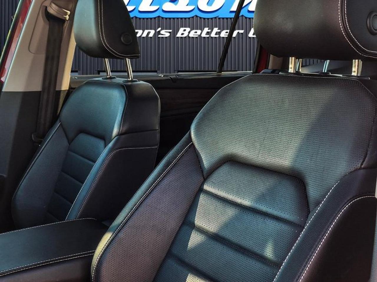 2024 Volkswagen Atlas Highline AWD | Leather | Pano Sunroof | Black Alloys | Captain Chairs | Vented Seats | and More ! Photo