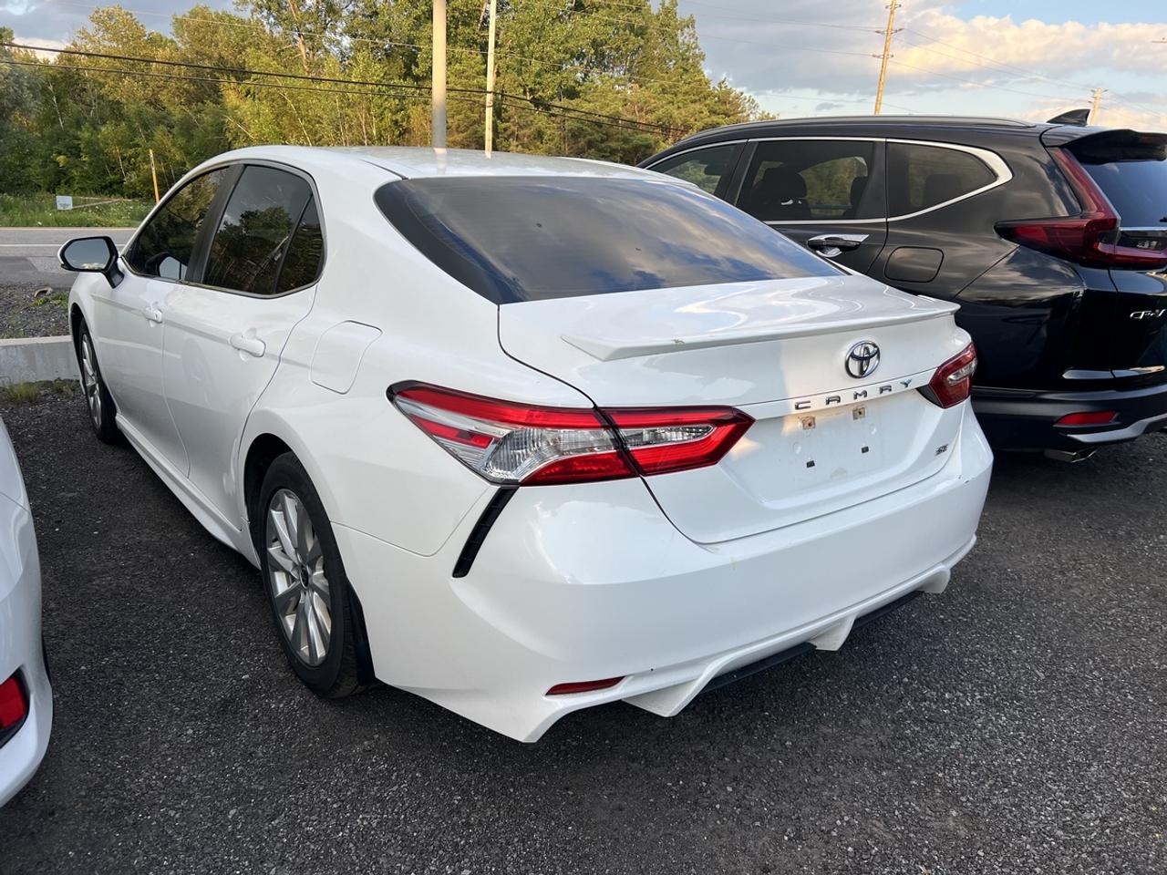 2020 Toyota Camry SE Photo3