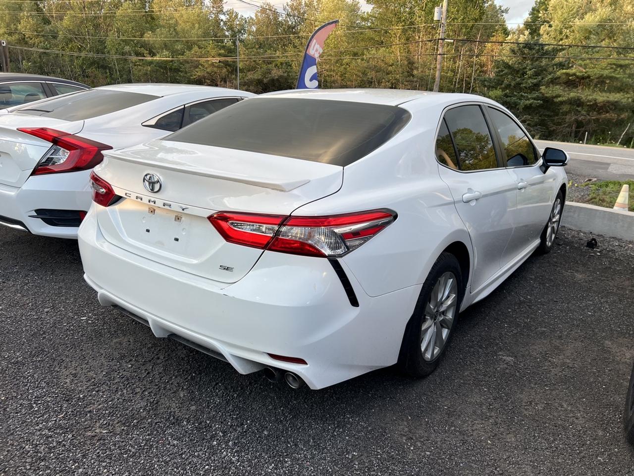 2020 Toyota Camry SE Photo