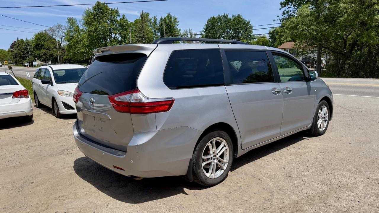 2017 Toyota Sienna XLE Photo3