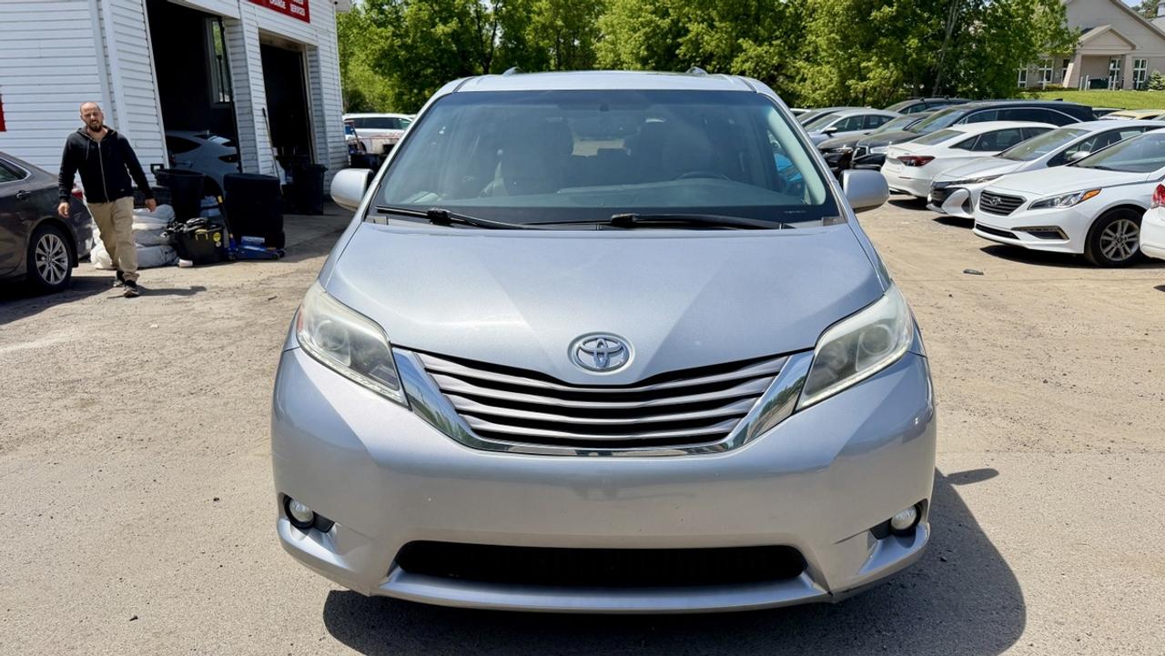 2017 Toyota Sienna XLE Photo1