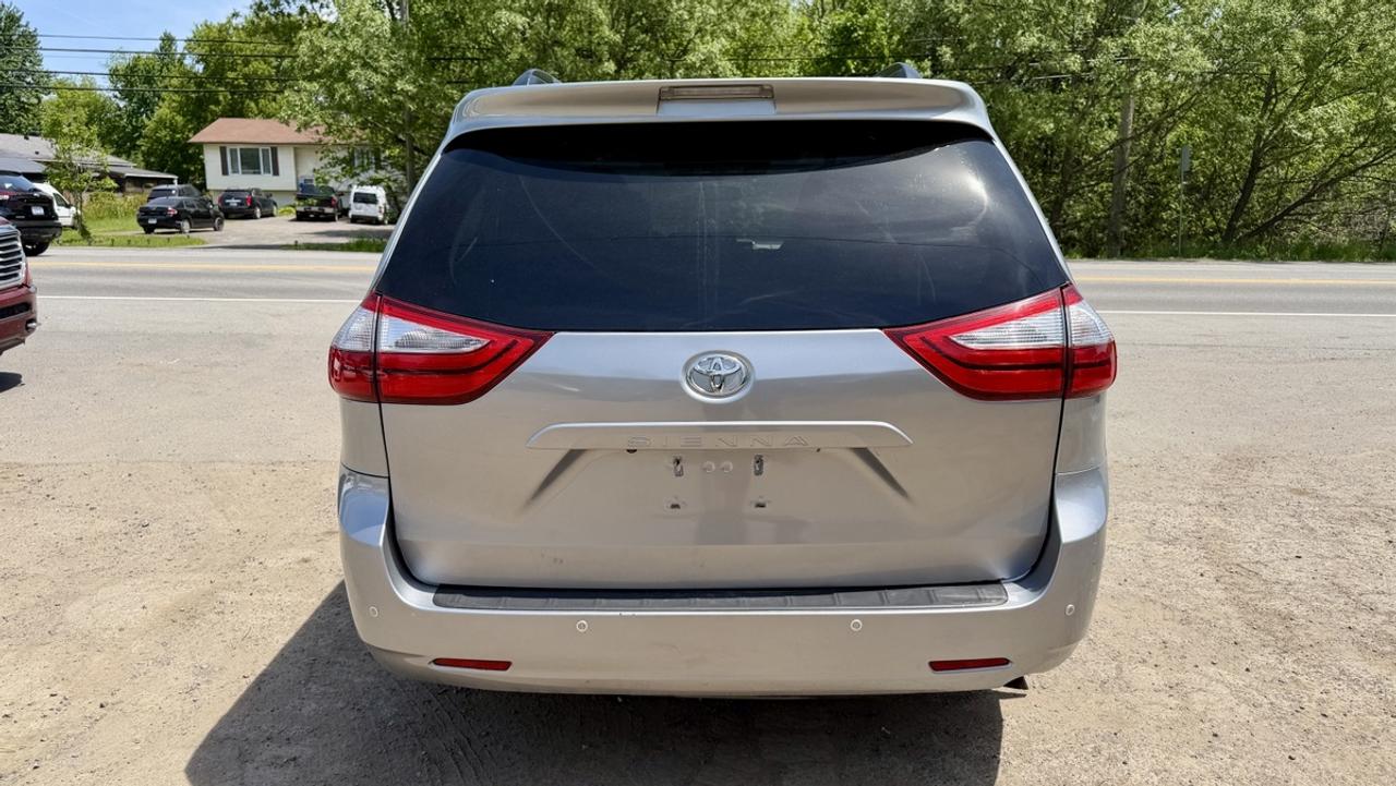 2017 Toyota Sienna XLE Photo