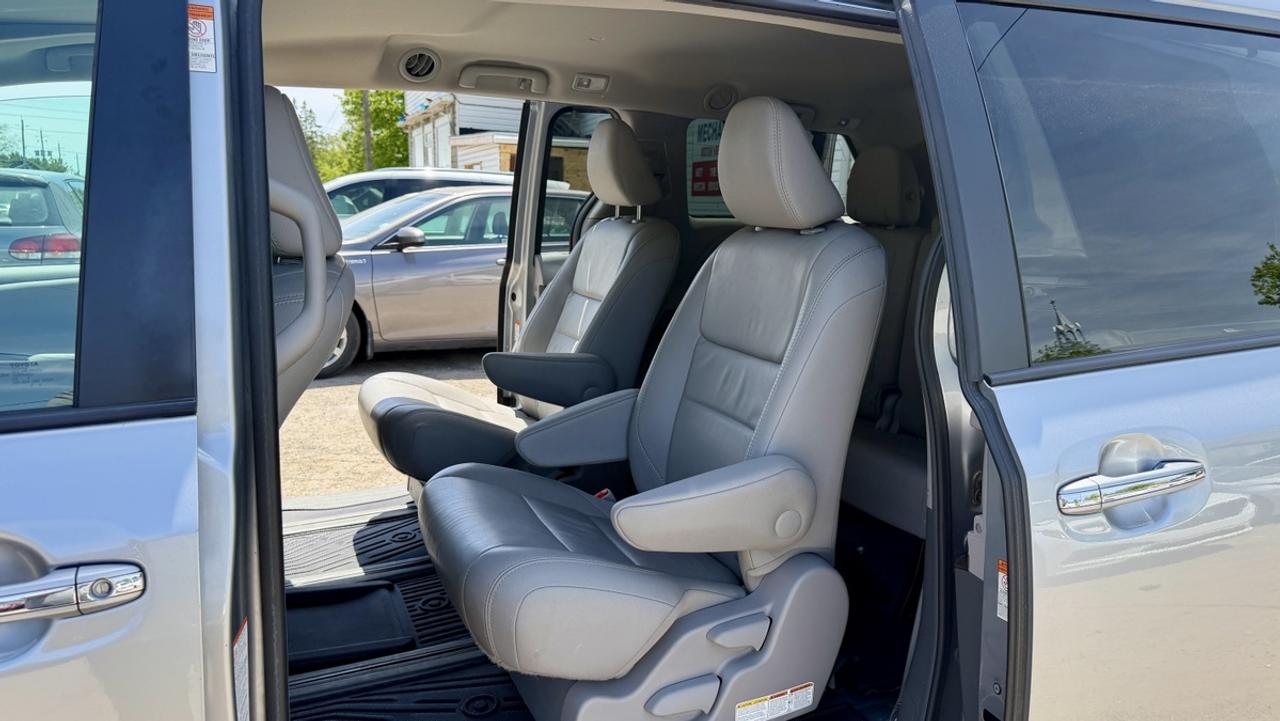 2017 Toyota Sienna XLE Photo
