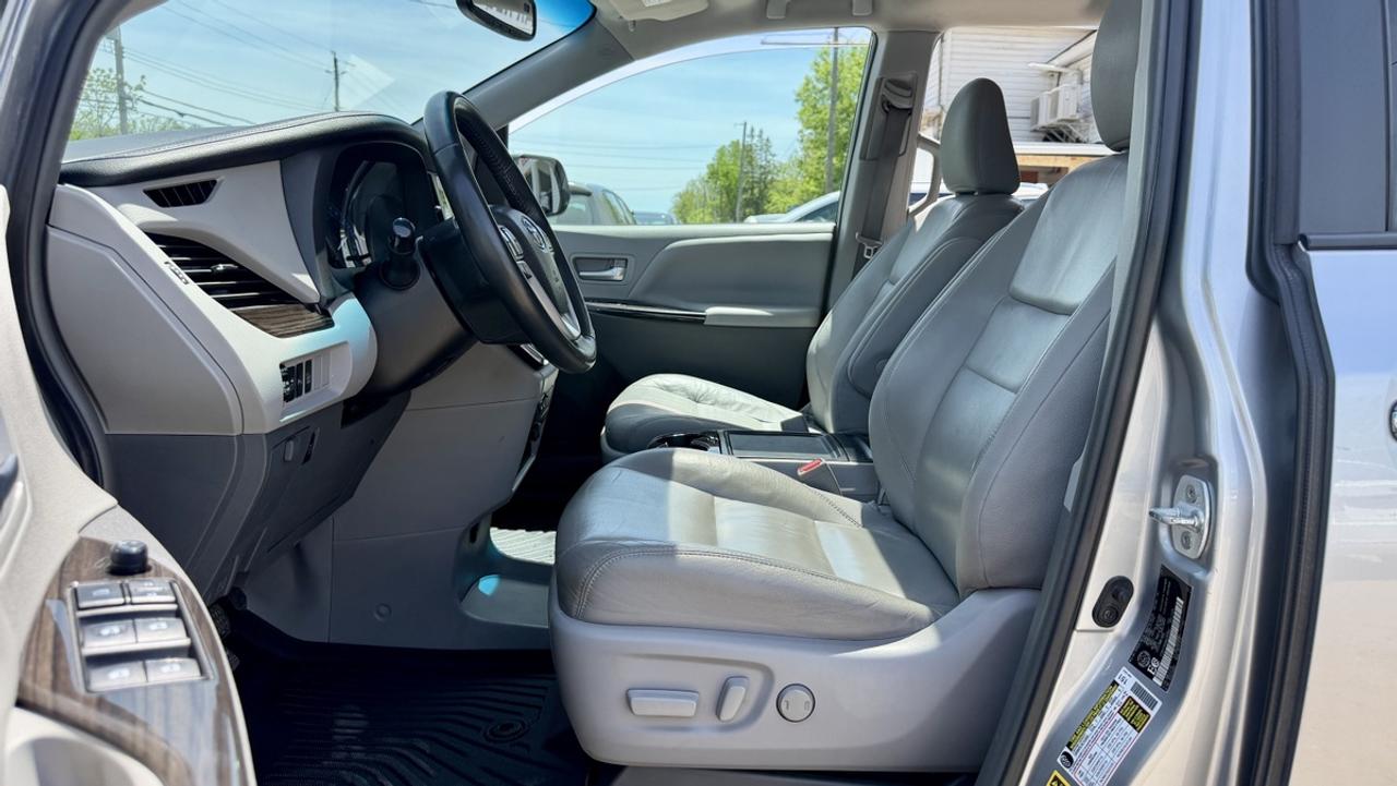 2017 Toyota Sienna XLE Photo