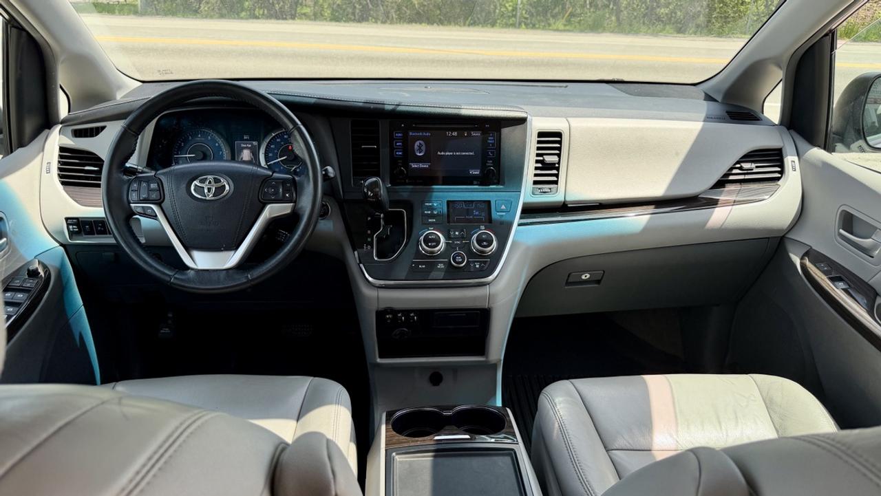 2017 Toyota Sienna XLE Photo