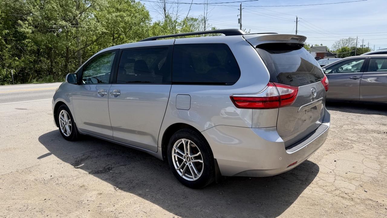 2017 Toyota Sienna XLE Photo