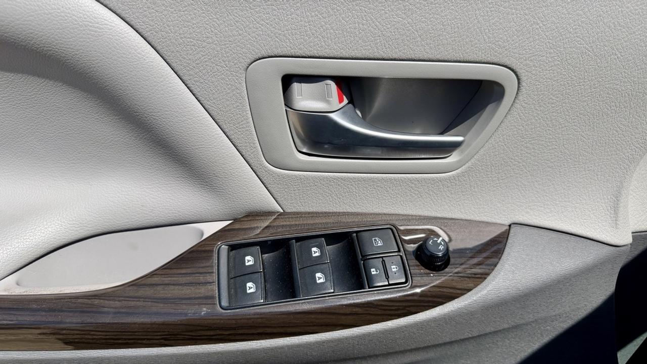 2017 Toyota Sienna XLE Photo