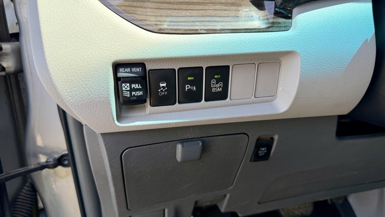 2017 Toyota Sienna XLE Photo