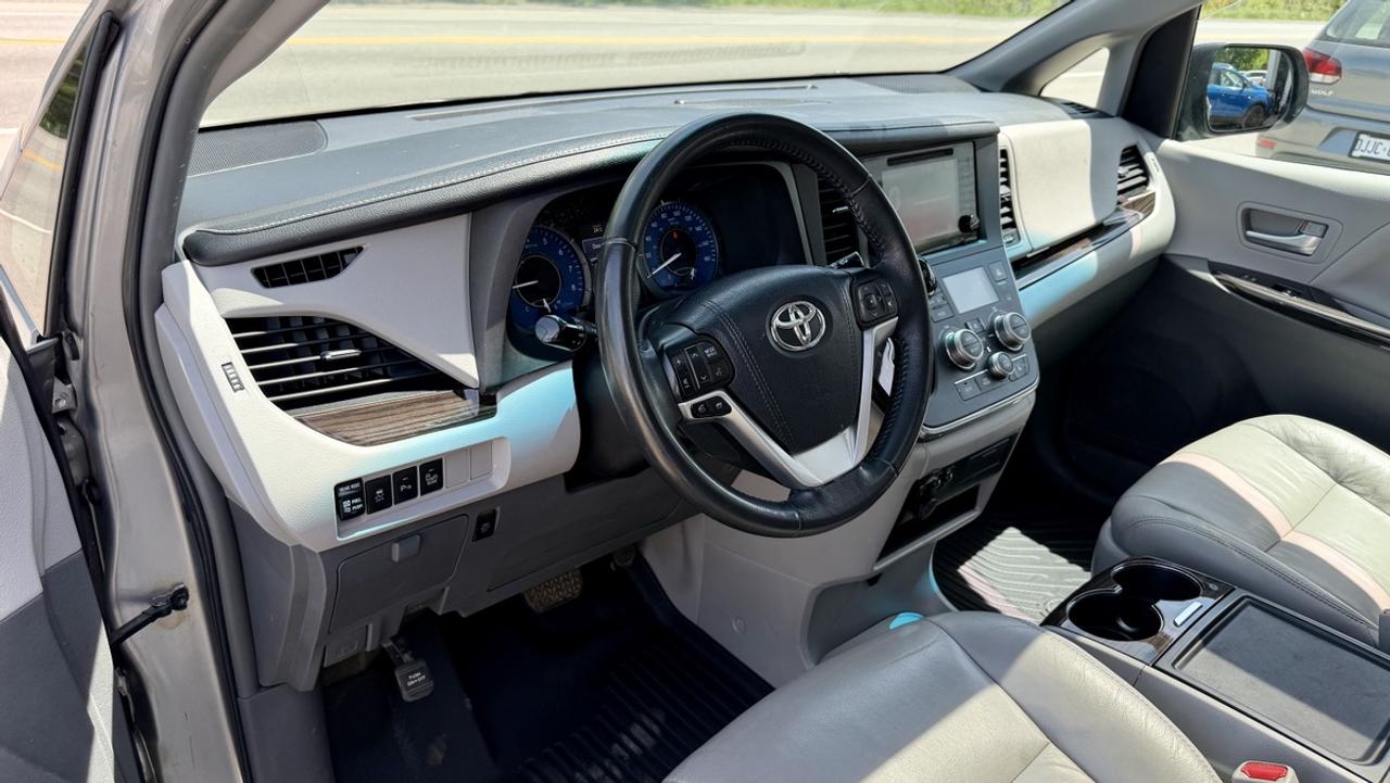 2017 Toyota Sienna XLE Photo