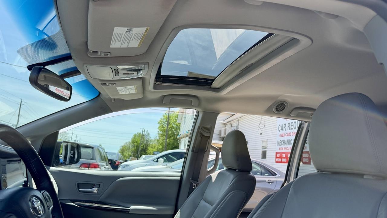 2017 Toyota Sienna XLE Photo