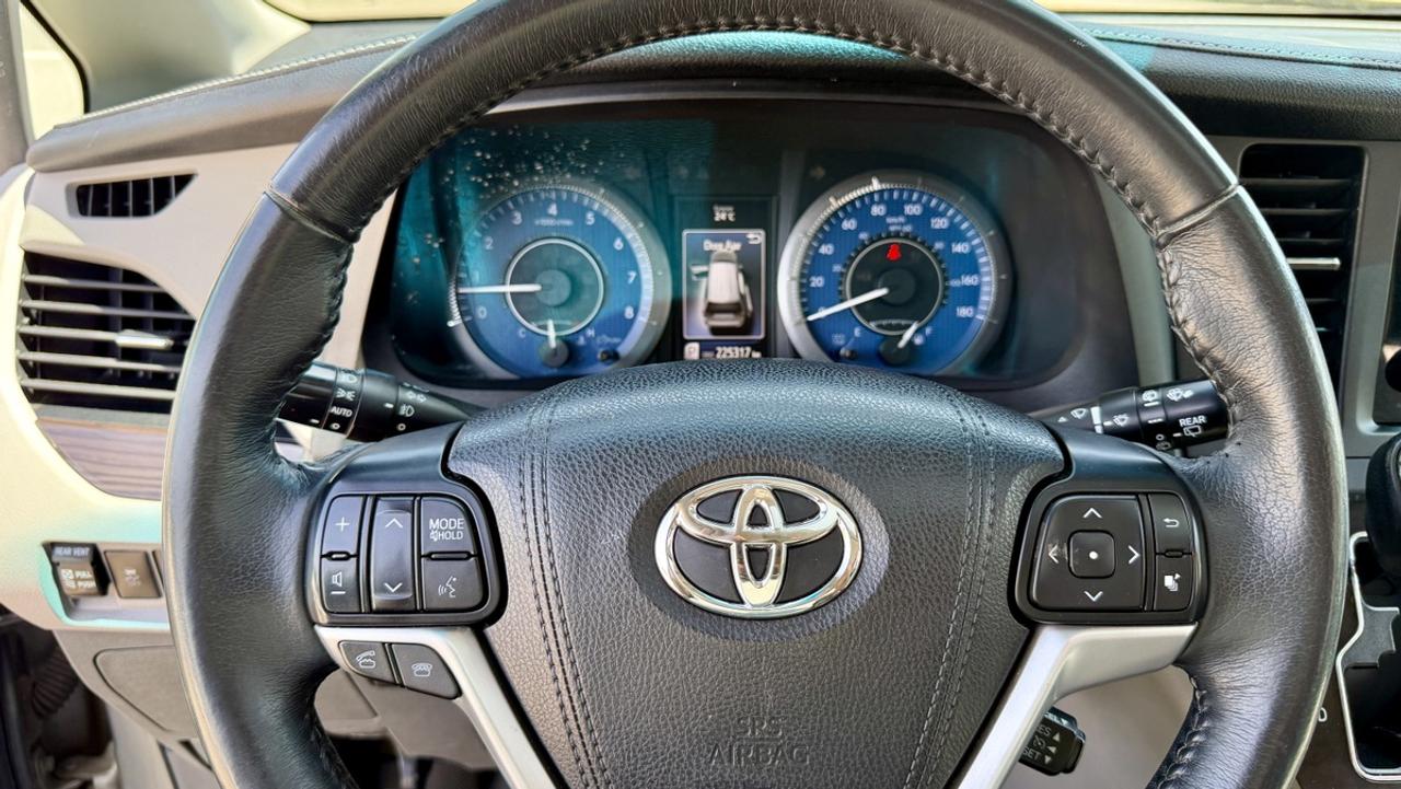 2017 Toyota Sienna XLE Photo