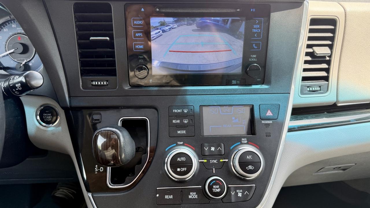 2017 Toyota Sienna XLE Photo