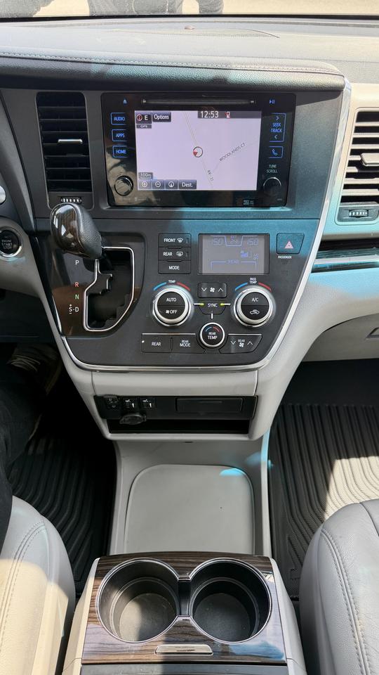 2017 Toyota Sienna XLE Photo